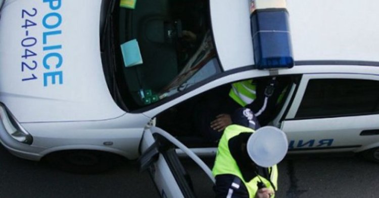 Млад мъж отнесе две момичета на пешеходна пътека в Кърджали
