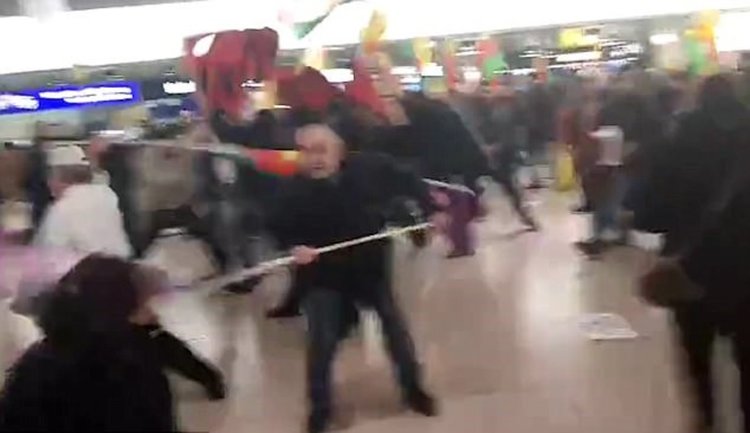 Масов бой на турци и кюрди на летището в Хановер (видео)