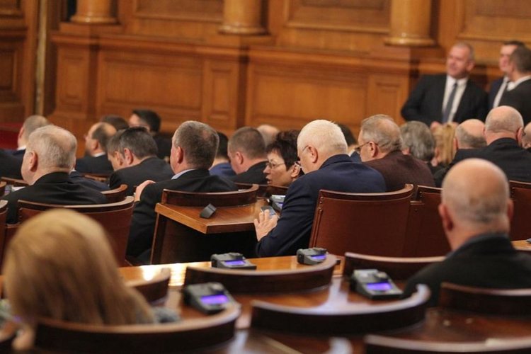  Парламентът отхвърли вота на недоверие, кабинетът оцеля