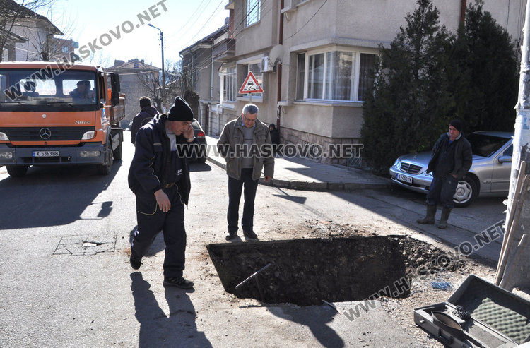 Блокираха улица „Георги Кирков“, от ВиК търсят авария