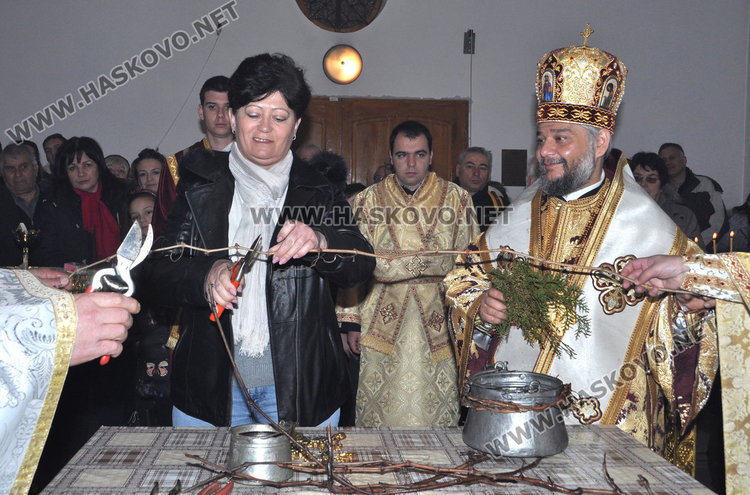 Зарязаха лозови пръчки в храма „Св. Трифон”, владиката с водосвет