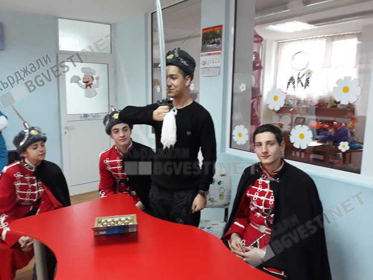 Гвардейци посетиха Ерай от Дневен център „Надежда“, той изпя химна в чест на Апостола
