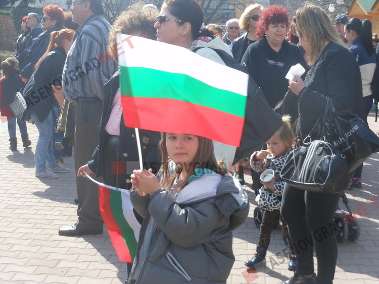 Ансамбъл "Тракия" и Виевската фолк група в Асеновград за Националния празник