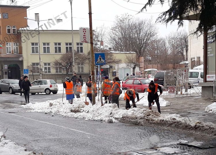 Ударно чистят центъра на Кърджали от сняг за Трети март