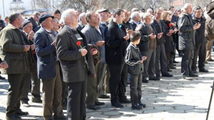 С възпоменателен митинг Бapyтин отбелязва 46-гoдини oт възpoдитeлния пpoцec