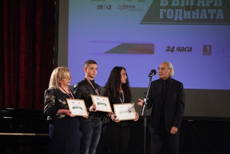 Кметицата на Давидково и деца от местното школо с отличие „Достойни българи“
