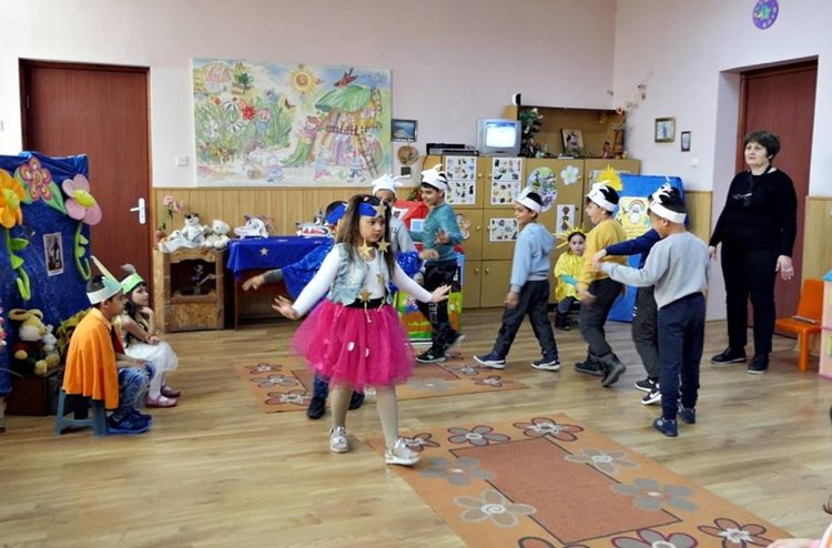 Малчугани прегазиха снега, за да посрещнат пролетта
