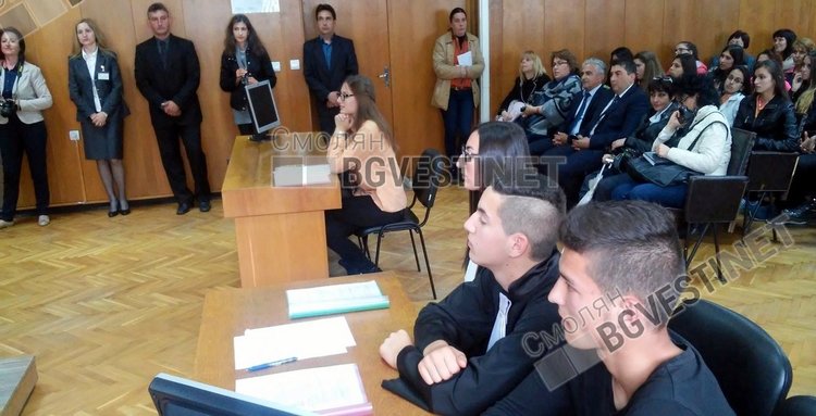 Десетокласници от Смолян "влизат в час" с магистрати