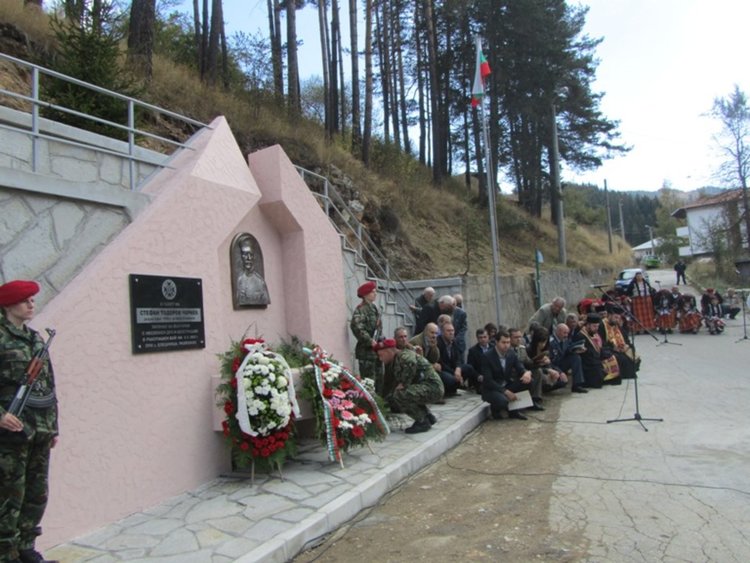 Възпоменателна плоча на загиналите във войните смолянчани ще има пред Военния клуб в града