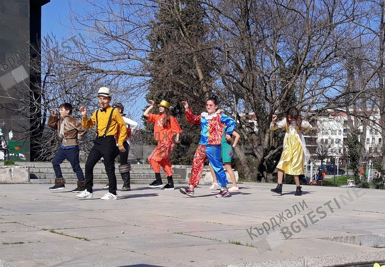 Над 300 деца викаха Пролетта в центъра на Кърджали