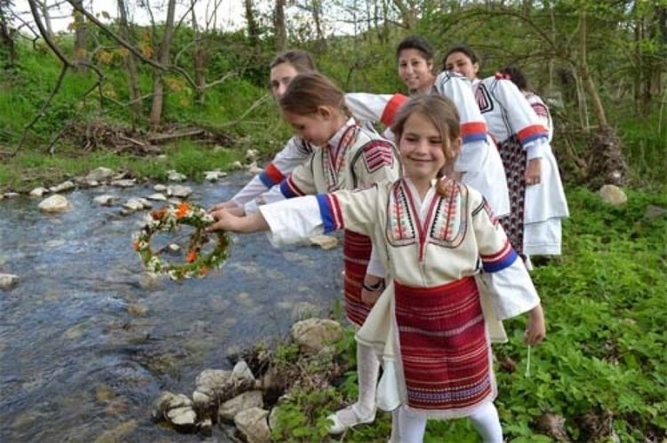 Цветница е, честито на всички с имена на цветя
