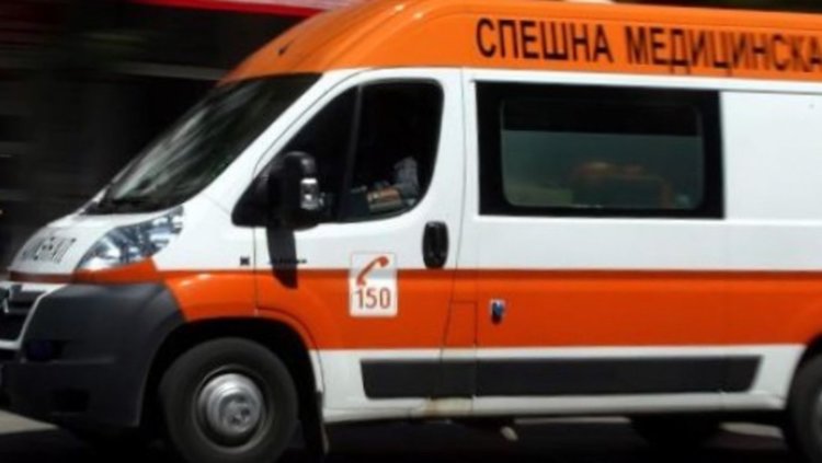 Бус с туристи се обърна на магистрала „Тракия“