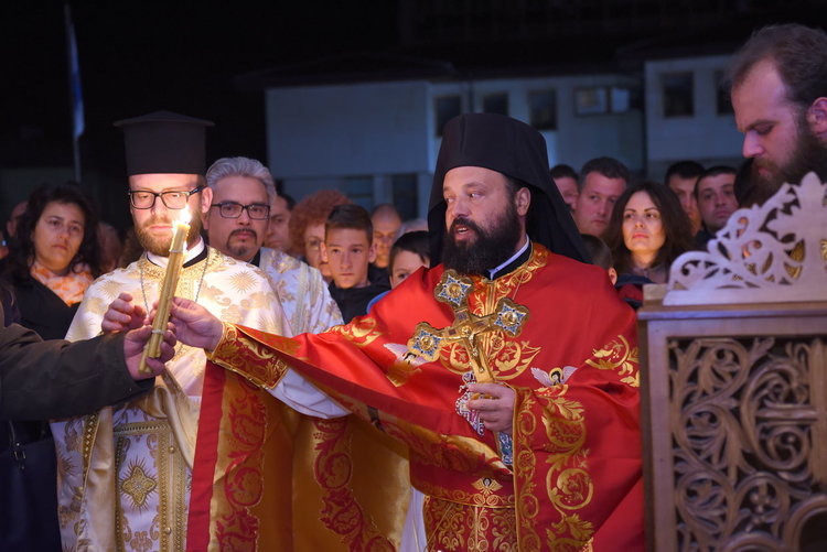 Благодатният огън дойде и в Смолян, Христос воскресе!
