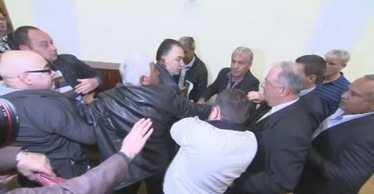 Бъдещето на СДС се решава с дърпане и скубане (видео)