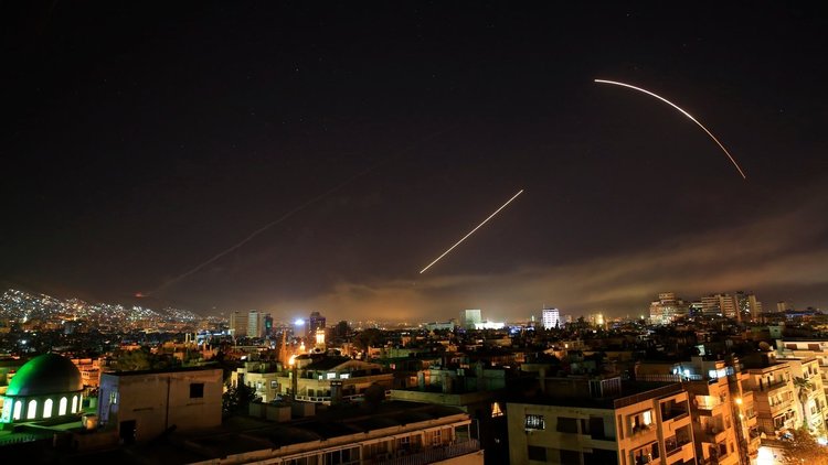 Сирийската ПВО свалила ракети. Военни отричат ракетна атака