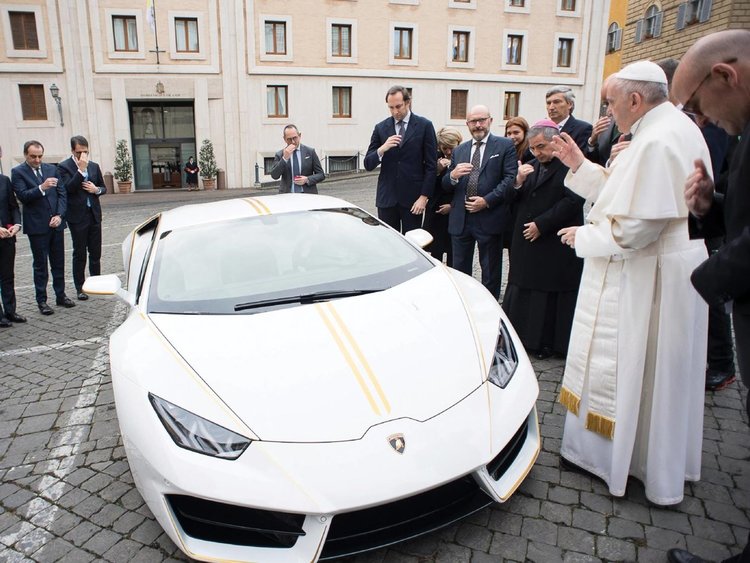Уникалното Lamborghini Huracán на папата - на търг