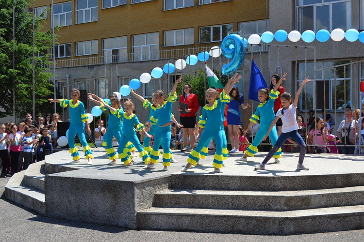 Водовъртеж от емоции на 9 май в „Славейков“
