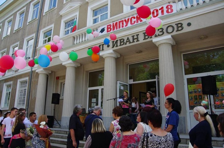  ПМГ изпрати 69 абитуриенти