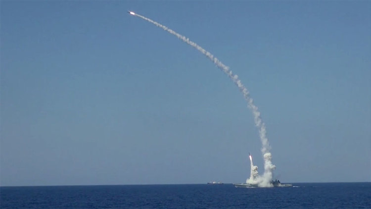 Русия разполага крилати ракети "Калибр" за постоянно в Средиземно море, 