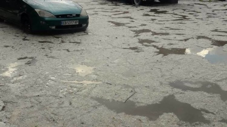 Порой наводни Габрово, силната градушка образува преспи