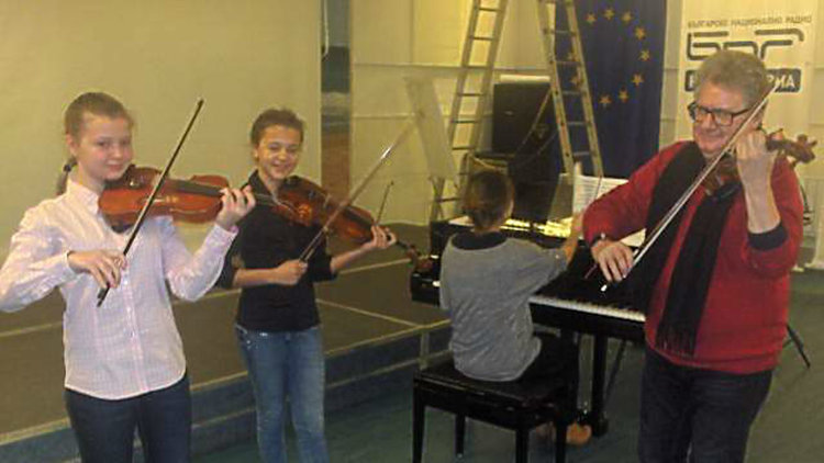 100 деца и младежи ще свирят с маестро Мичо Димитров в Кърджали