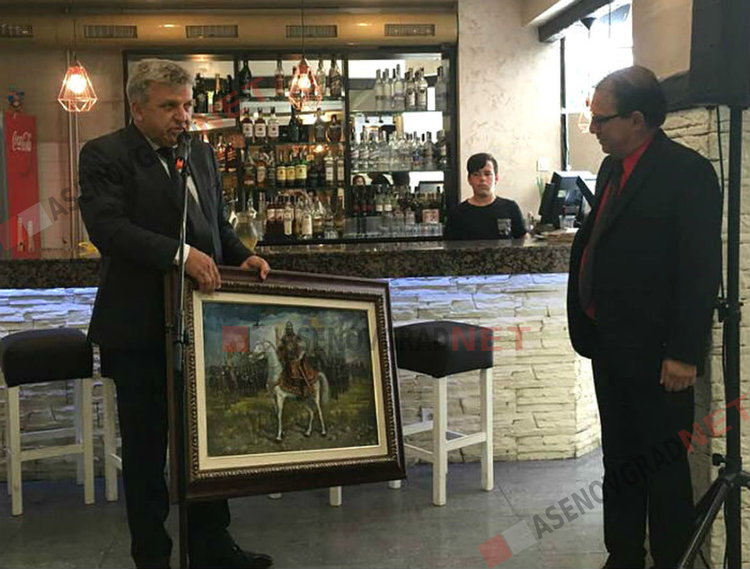 За празника: Манол Генов подари „Конницата на цар Иван Асен II” на Община Асеновград 