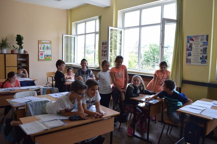 Библиотеката и роботът Финч на гости на децата в СУ "Княз Борис I"