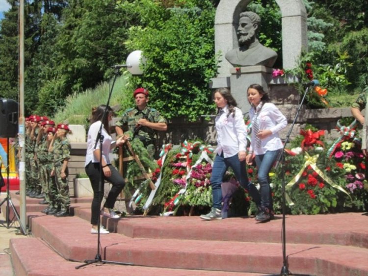 Почетен караул и венци за 2 юни