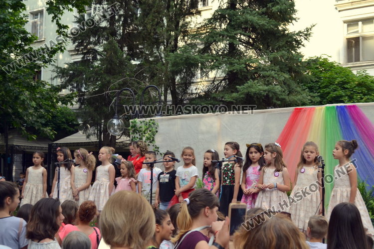 Детската вселена напълни централната алея
