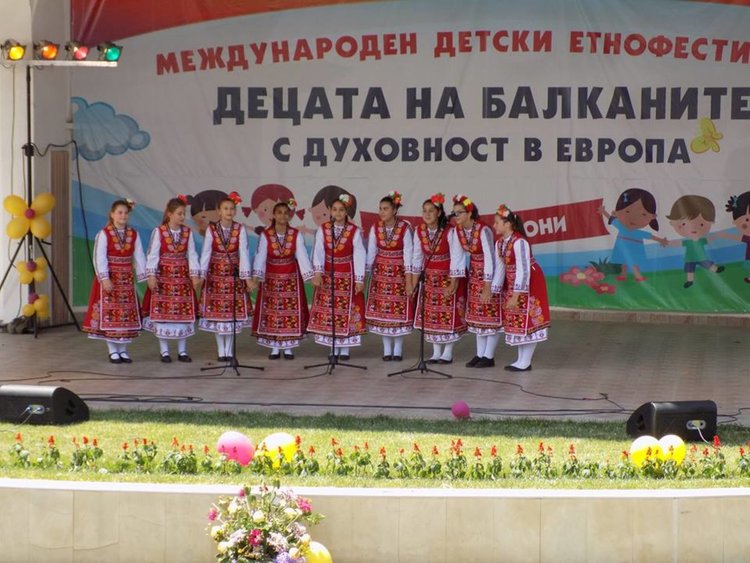 Дебърските "славейчета" покориха две сцени за два дни