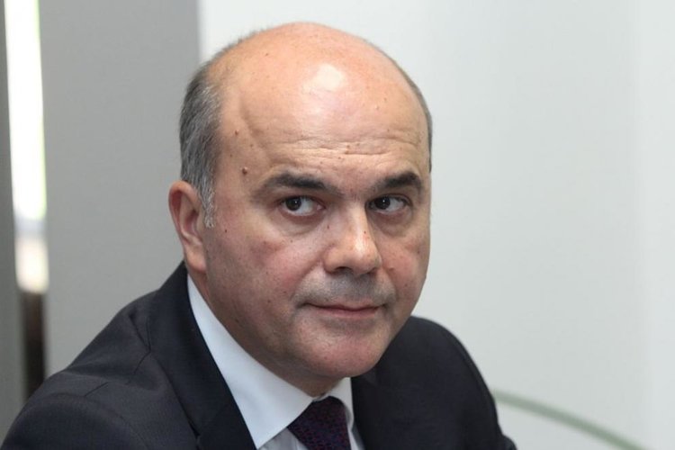 Социалният министър Бисер Петков хвърли оставака заради кризата с протестите за болните деца
