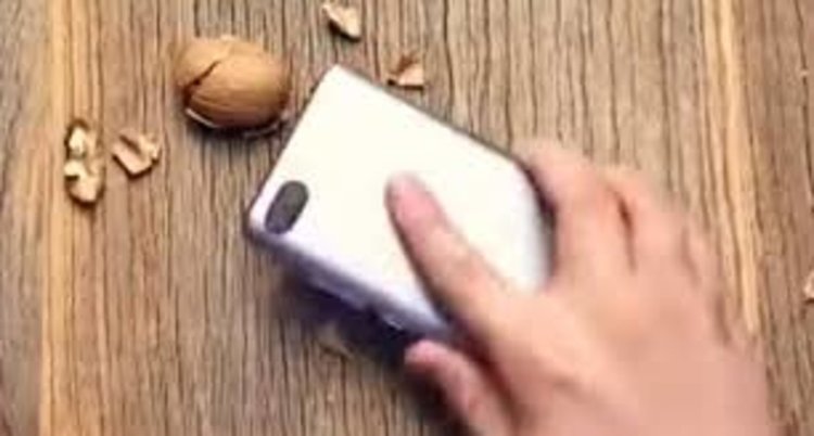 Eкранът на Xiaomi Redmi 6 чупи орехи (видео)