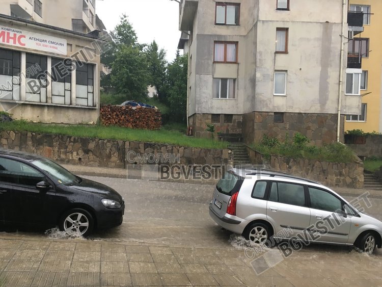 Запушени шахти и пожар в табло след дъждовната буря в Смолян