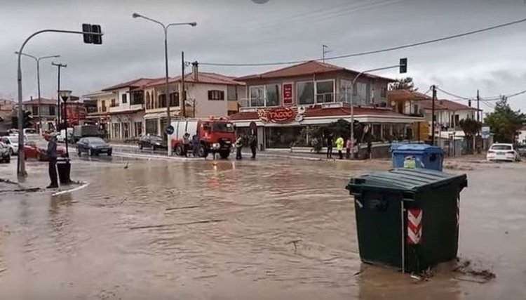 Външно министерство съветва да не се пътува в Северна Гърция, наводнения на Халкидики