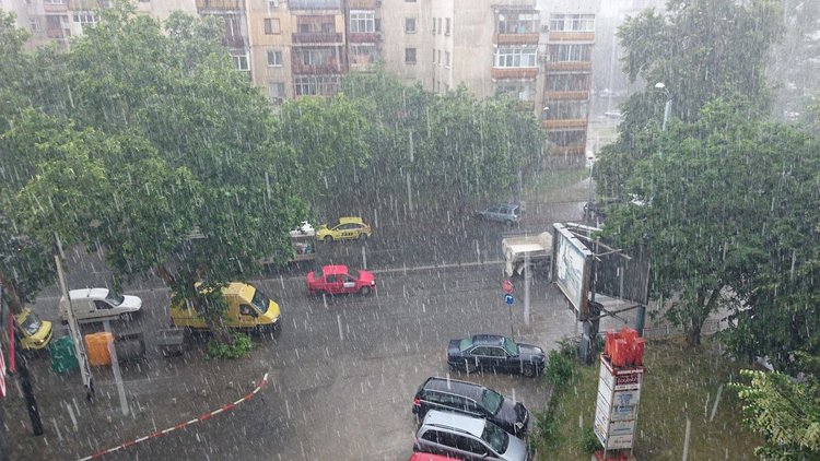 Потоп в Пловдив, дърво премаза такси 