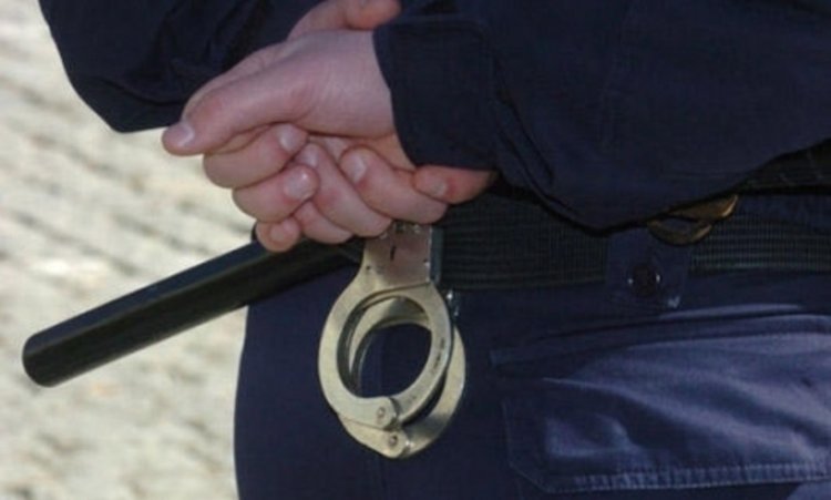 32 годишен разби автомат за закуски в Бръщен