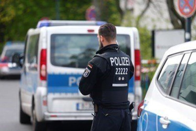 Двамата издирвани за групово изнасилване на 13-годишна в Германия се върнали в България