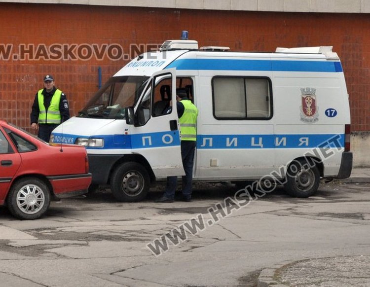 Петима с порезни рани след сбиване в Република, арестуваха ги