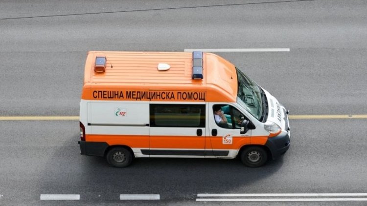 Работник пострада при мощна експлозия на далекопровод в София