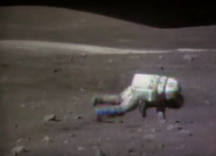 NASA публикува клип с паданията на астронавтите на Луната (видео)