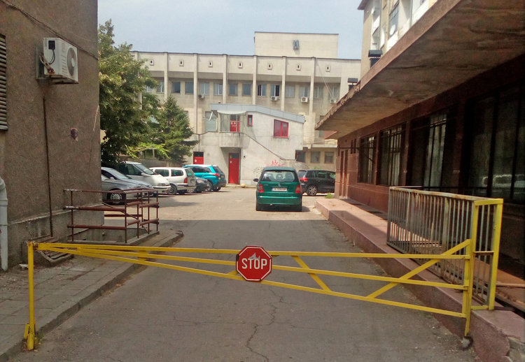 Блок в центъра загради паркинг с бариера, общината я маха