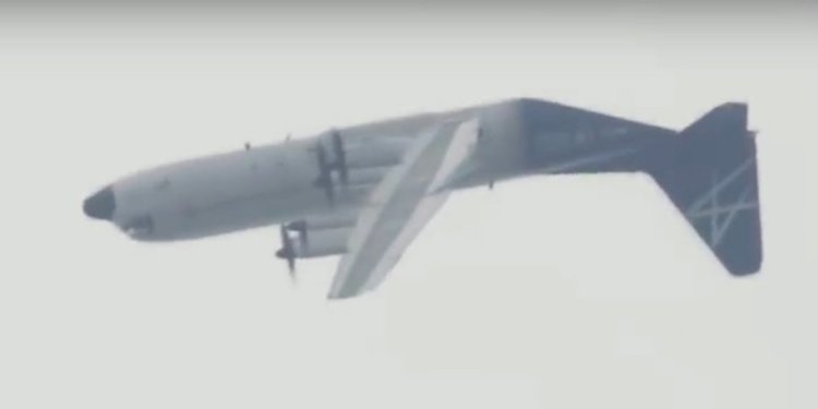 Капитан пред пенсия обърна в небето LM-100J Super Hercules (видео)