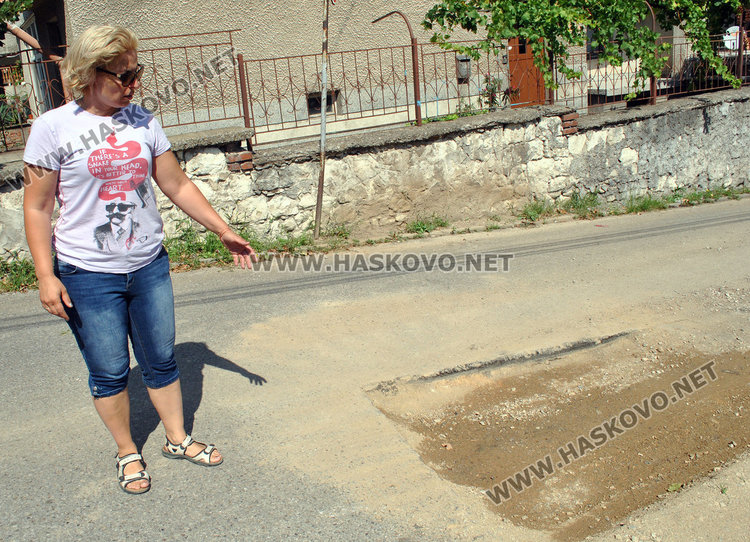 Пенсионер с колело падна в яма на ВиК в Хасково, оставена да слегне