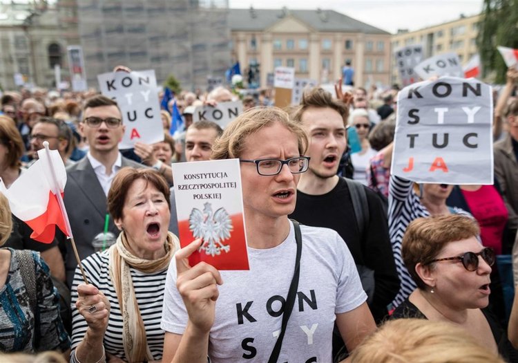 Полша прие спорната съдебна реформа на фона на протести 
