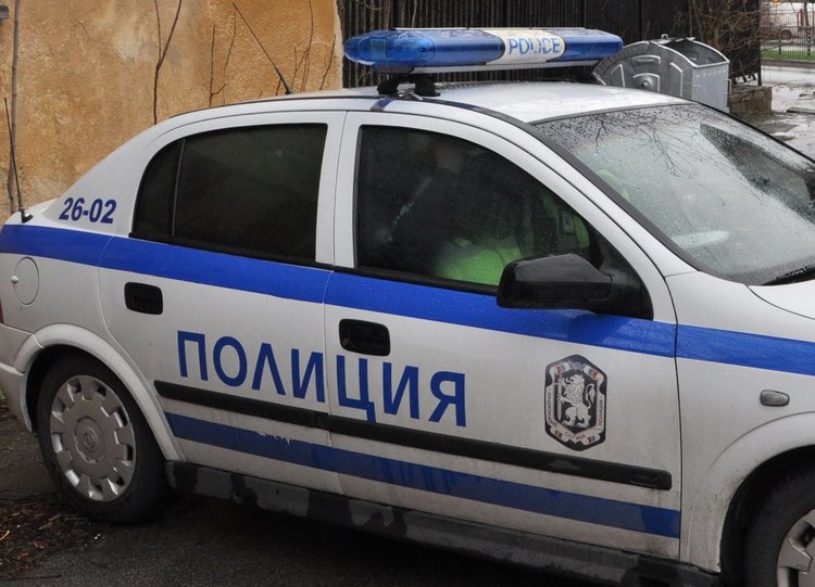 Задигнаха пари от аптека и магазин в Хасково