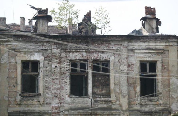 Пламнаха „Царските конюшни” в София 