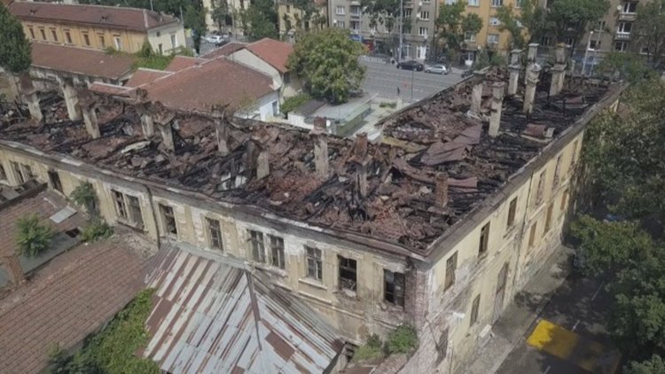 Горялата сграда от Царските конюшни е собственост на Външно