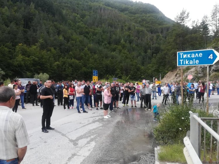 Смолян с декларация до премиера Борисов за затворения от свлачище път за Мадан