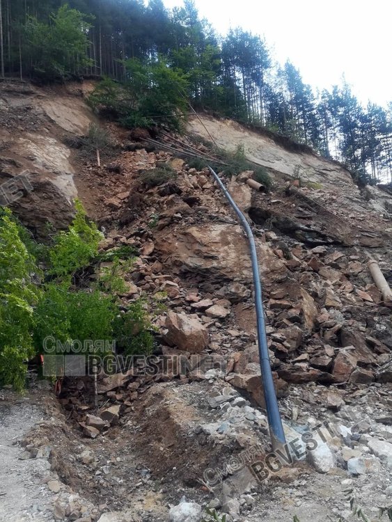 Слагат "байпас" на изровения от ново свлачище водопровод край Тикале