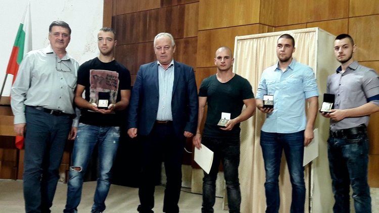 Почетен плакет за младежите, спасили давещата се жена в езеро край Смолян 